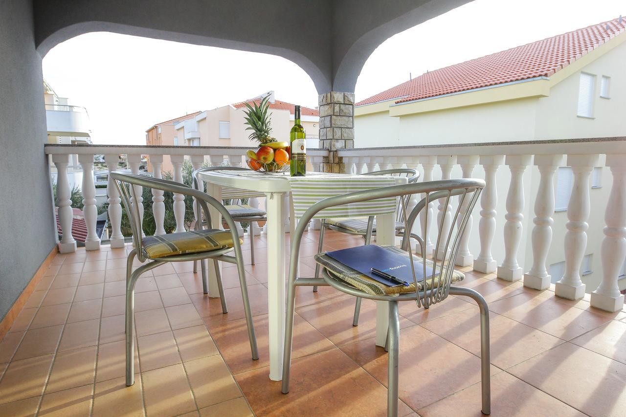 Lucky Luke Pool Apartments Novaglia Esterno foto