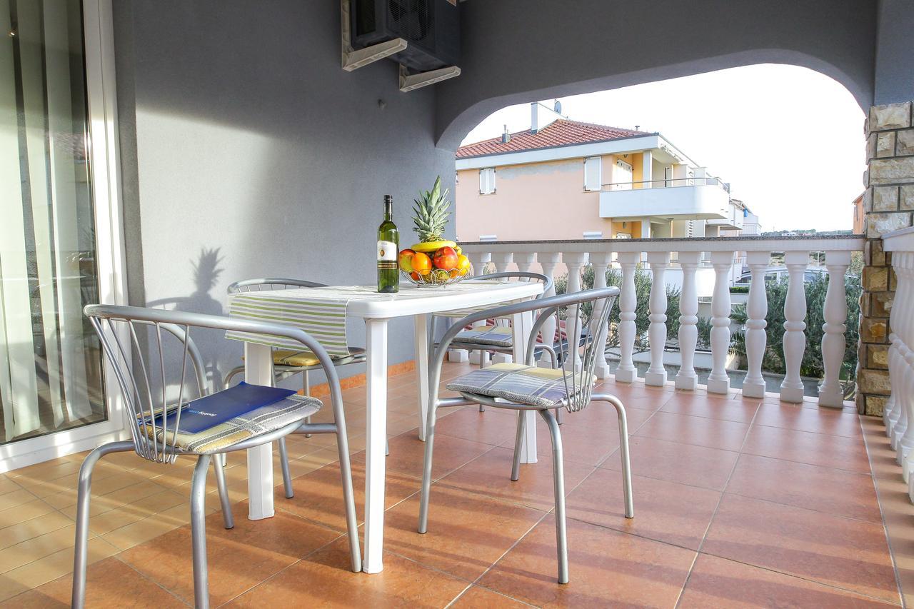 Lucky Luke Pool Apartments Novaglia Esterno foto