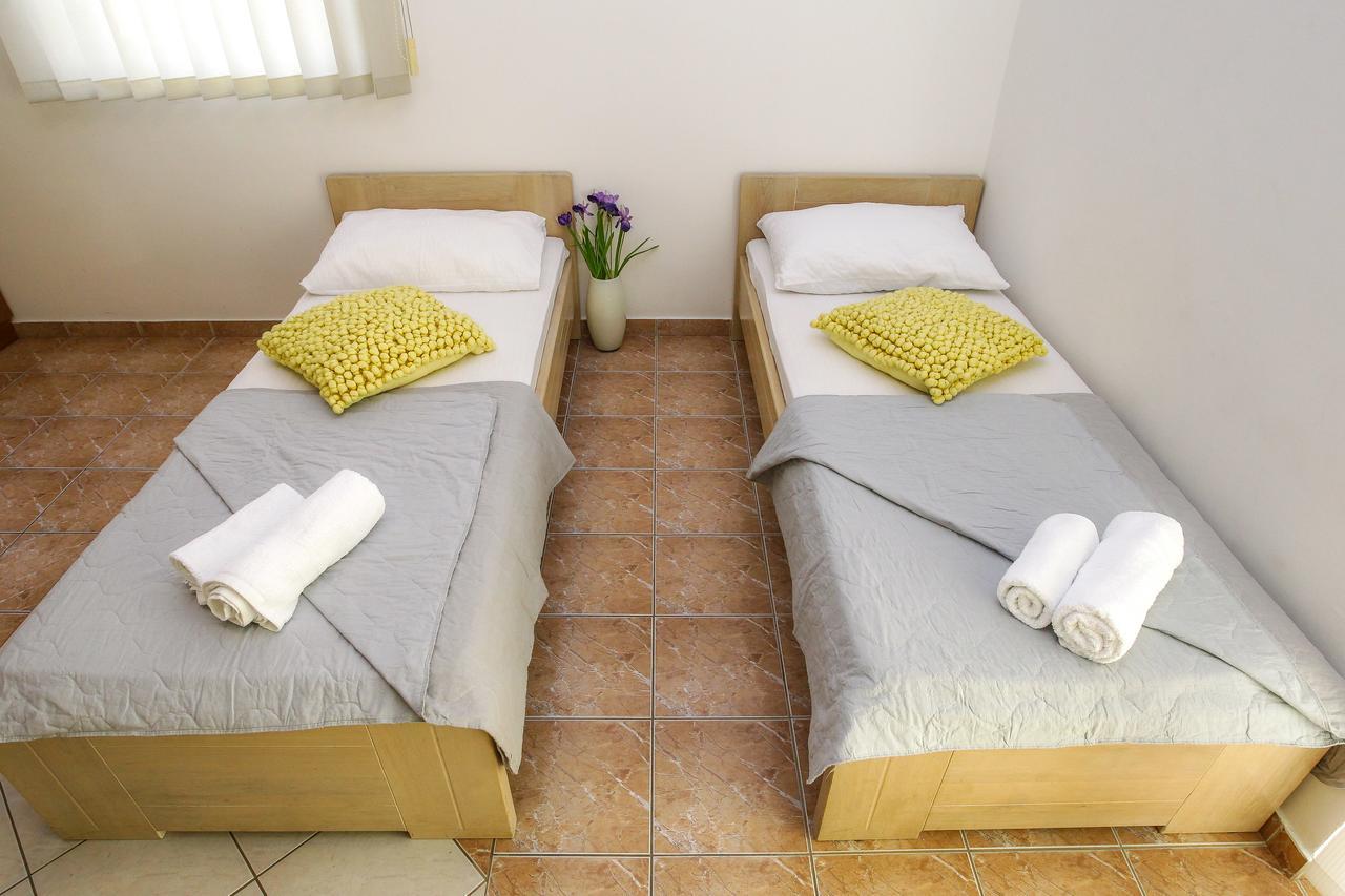 Lucky Luke Pool Apartments Novaglia Esterno foto