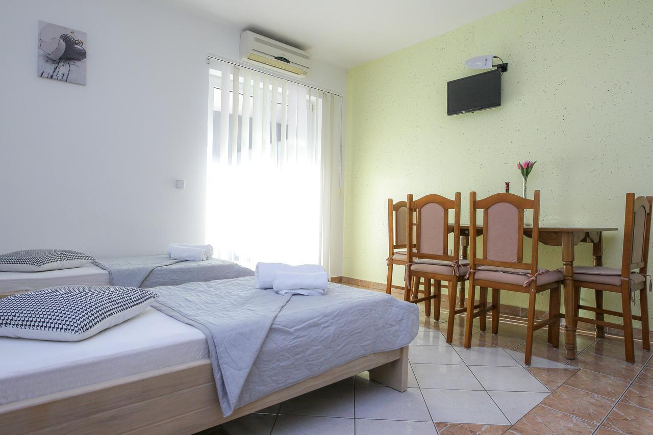 Lucky Luke Pool Apartments Novaglia Esterno foto