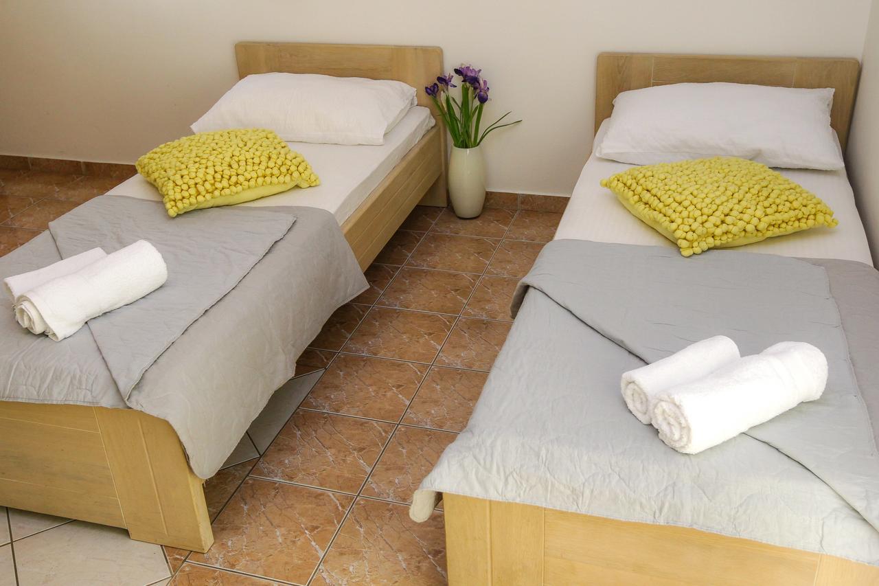 Lucky Luke Pool Apartments Novaglia Esterno foto