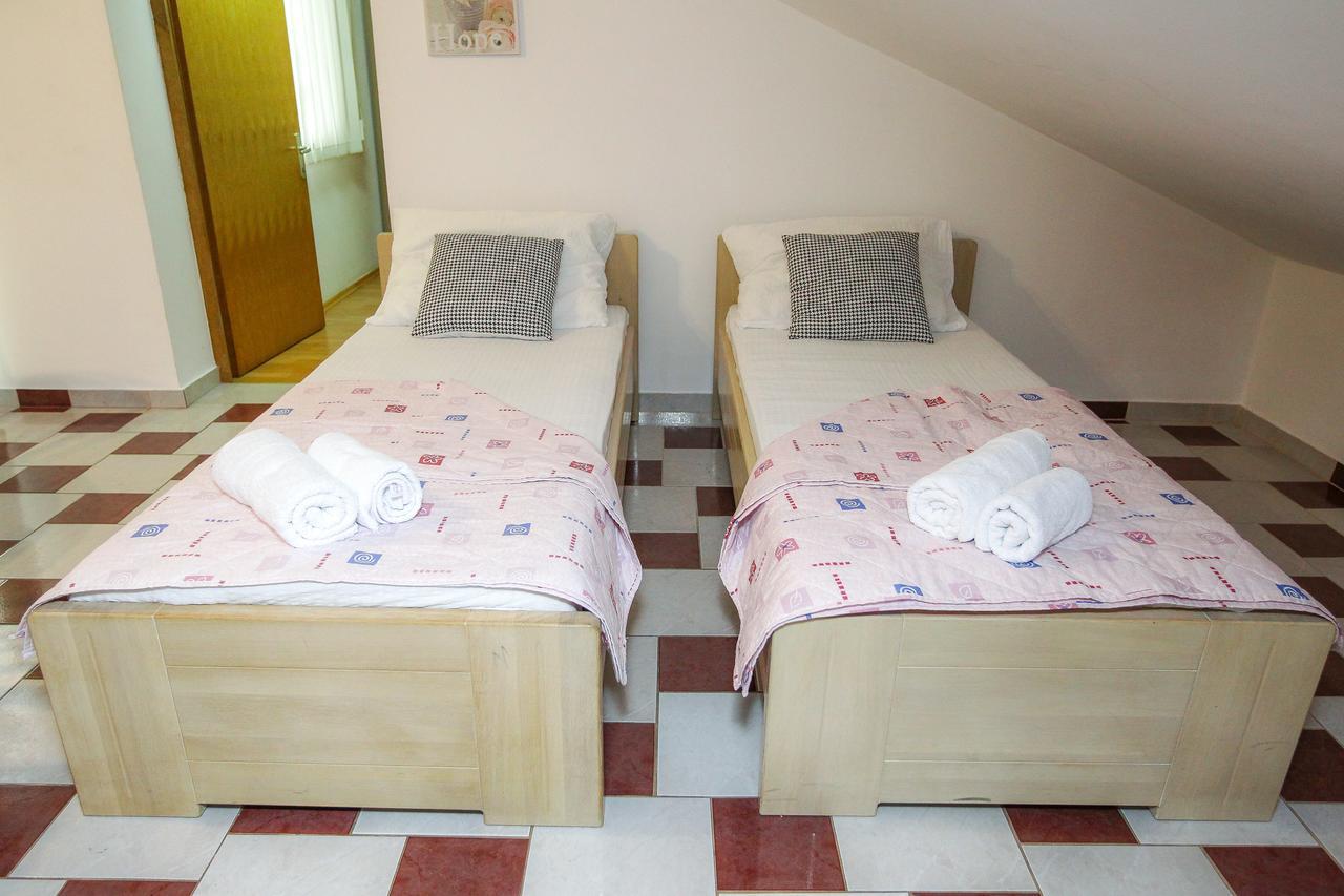 Lucky Luke Pool Apartments Novaglia Esterno foto