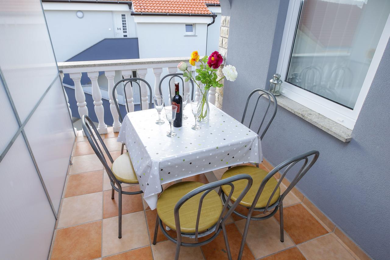 Lucky Luke Pool Apartments Novaglia Esterno foto