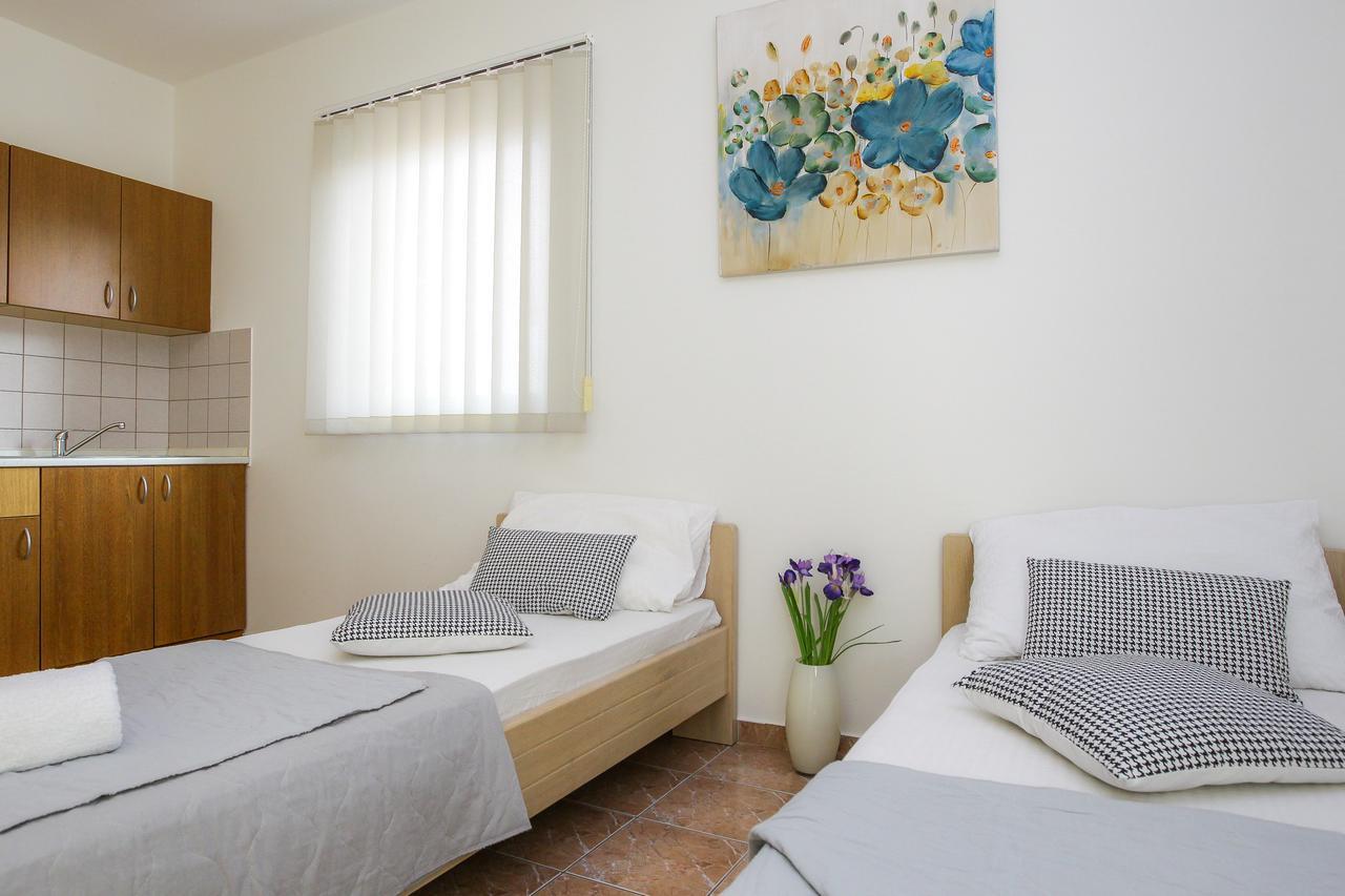 Lucky Luke Pool Apartments Novaglia Esterno foto