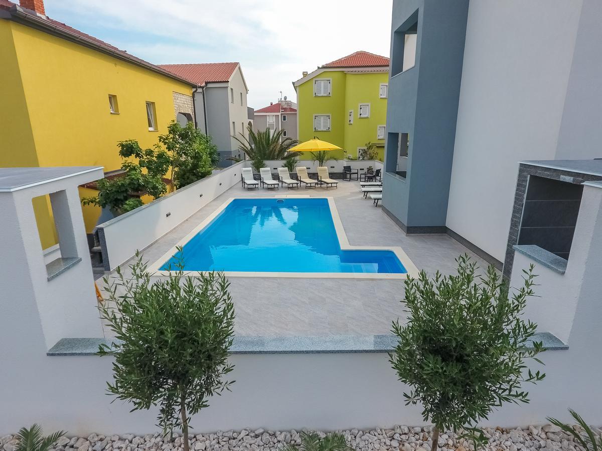 Lucky Luke Pool Apartments Novaglia Esterno foto