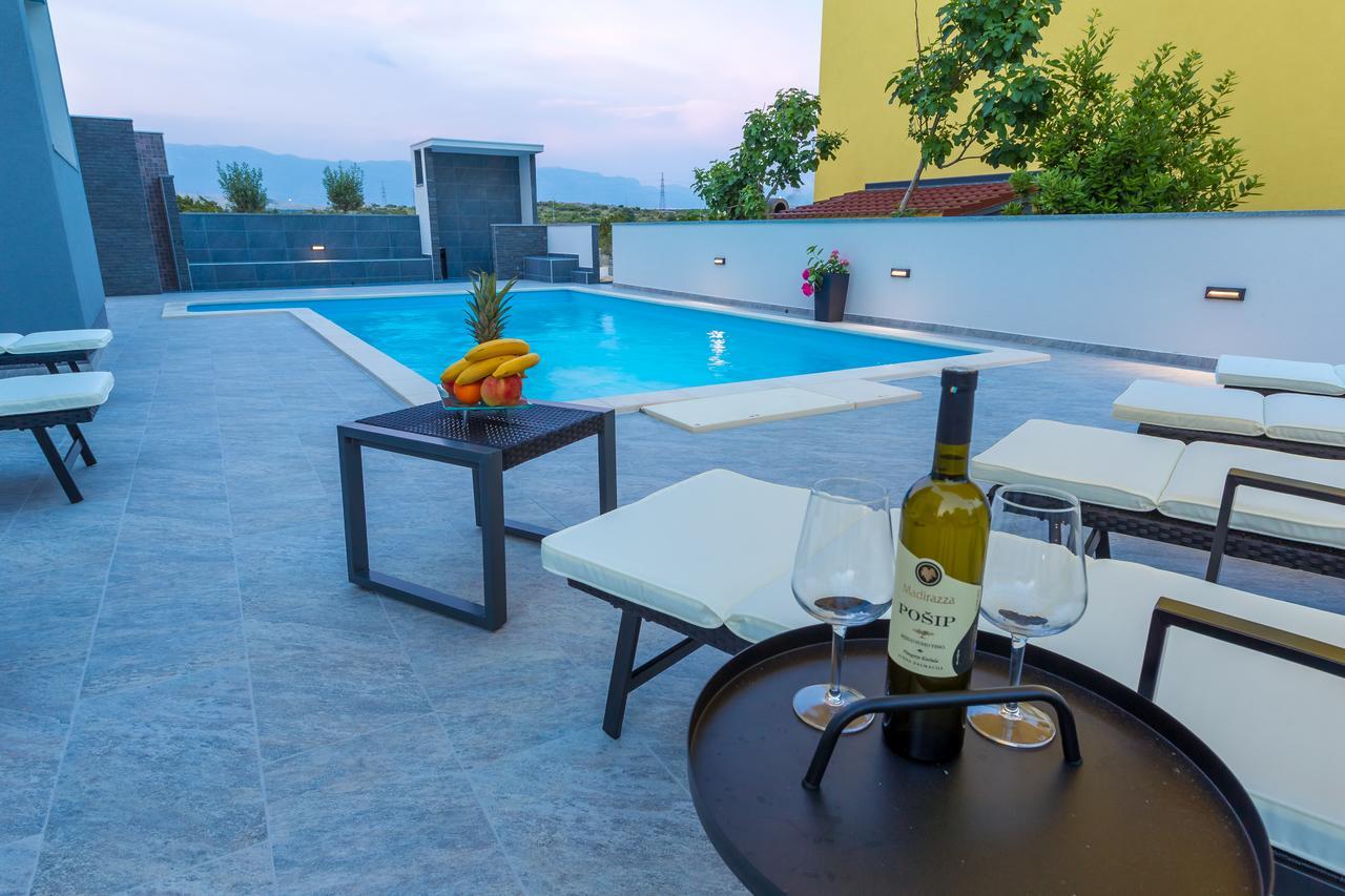 Lucky Luke Pool Apartments Novaglia Esterno foto