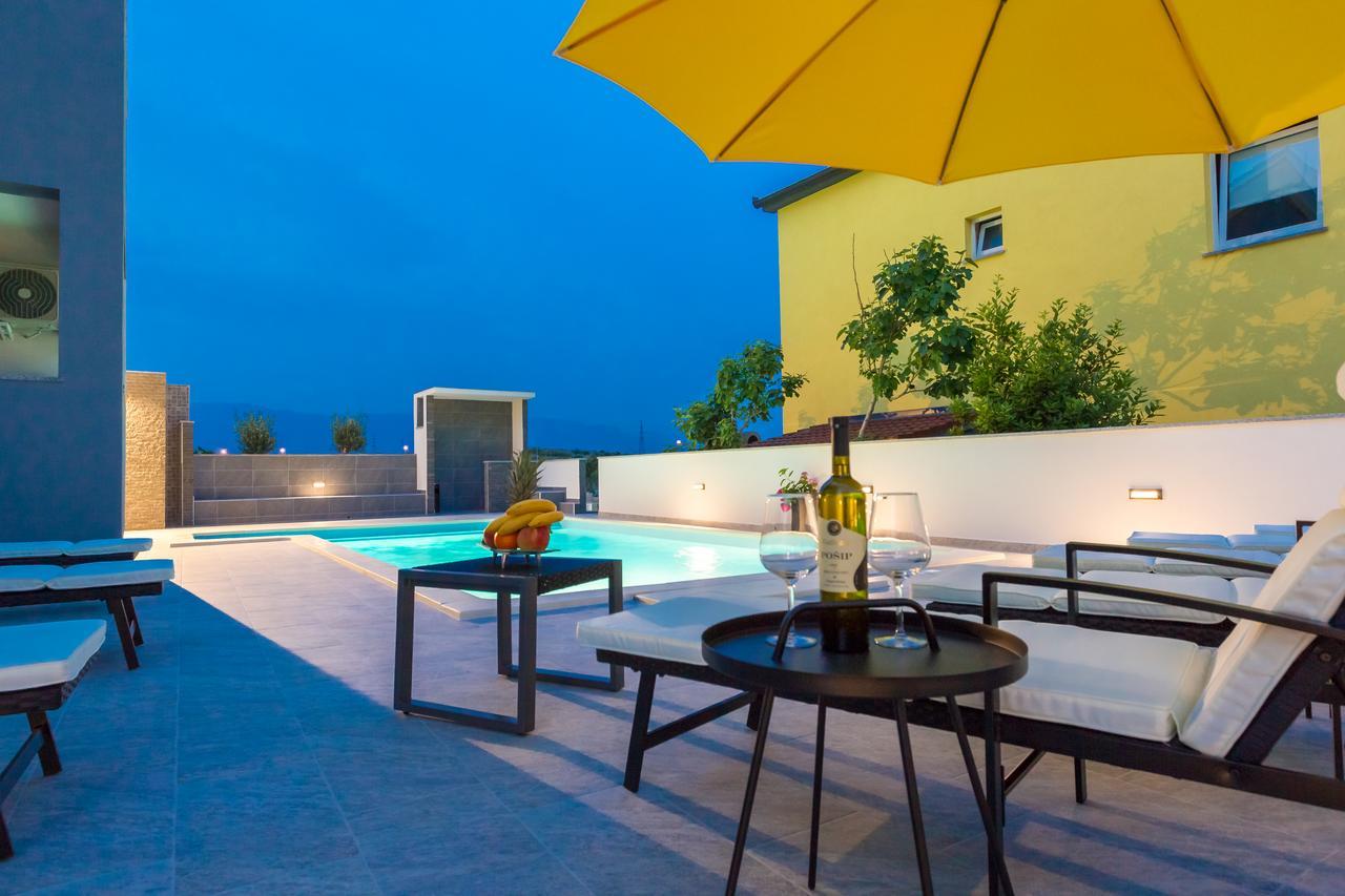 Lucky Luke Pool Apartments Novaglia Esterno foto